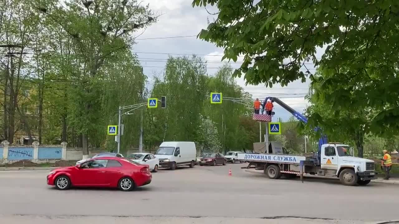 В Орле устанавливают новый светофор