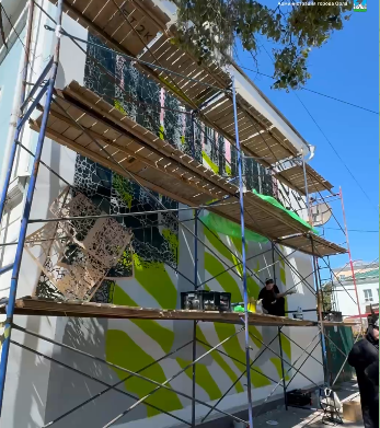 На стене дома на ул. Октябрьская в Орле рисуют "Записки охотника"