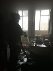 Из-за неосторожного обращения с огнем во Мценске загорелась двушка 