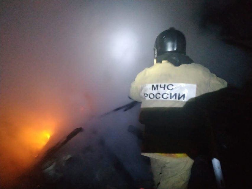 Ночью в Хомутово из-за замыкания проводки горел гараж