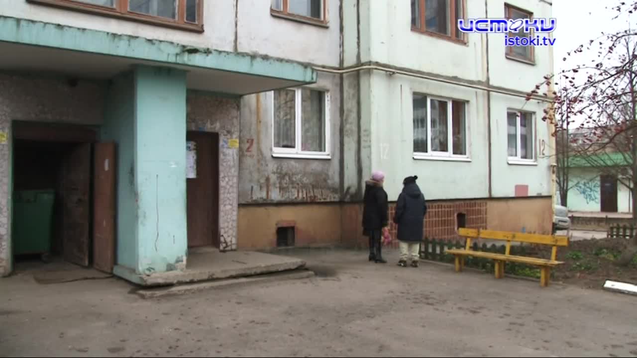 Горячий пар из подвала, отсюда - плесень, сырые обои и другие неприятности. Что происходит с многоэтажкой на Машкарина?