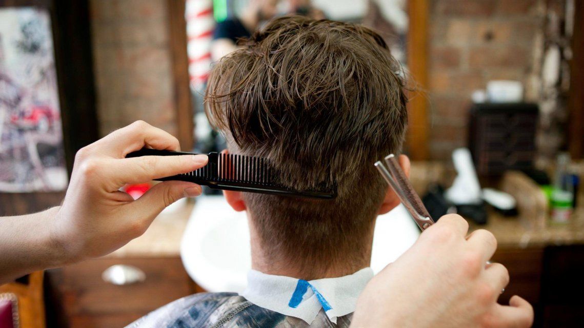 У орловчанина вытащили деньги из барсетки во время стрижки в парикмахерской