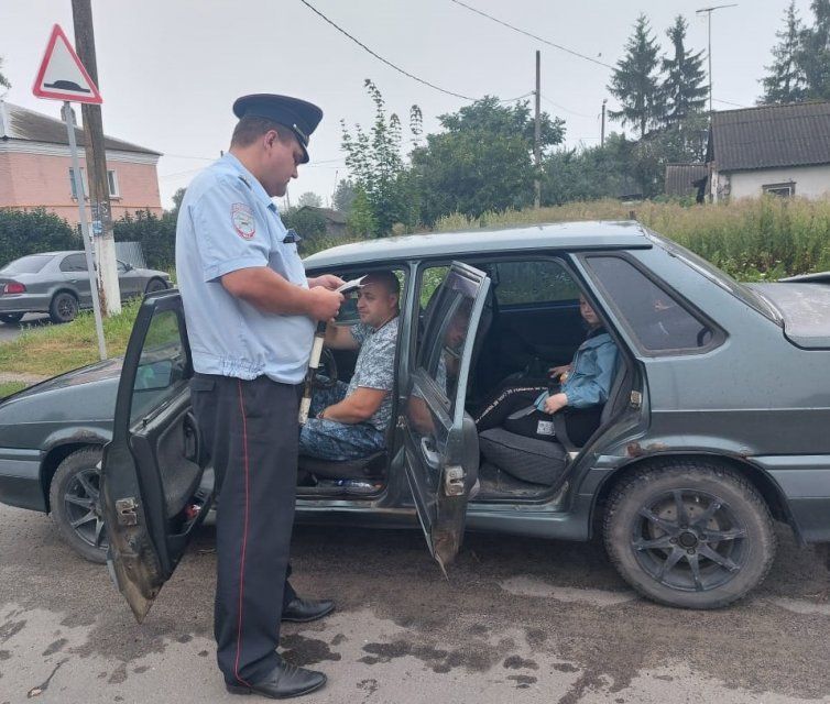 Инспекторы ГИБДД напомнили водителям о правилах перевозки детей