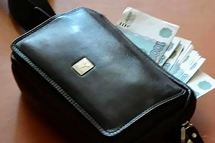 В Орле дворник украл сумку с 124 тысячами рублей, забытую прохожим на лавке 