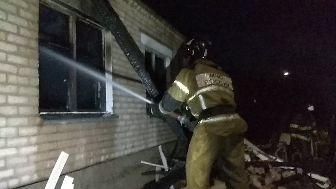 В Орле во время тушения пожара на Выгонке пострадал спасатель