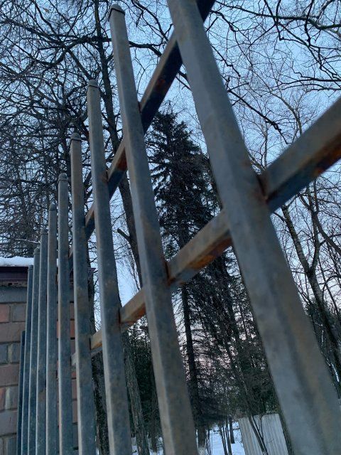 Орловчанин обратил внимание на состояние забора на станции юных натуралистов