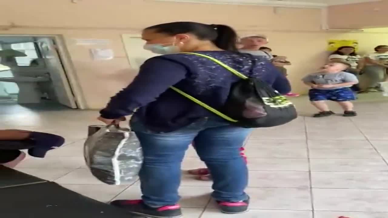 В Орле в детской поликлинике №3 дети вынуждены сидеть на полу, ожидая своей очереди на приём к хирургу