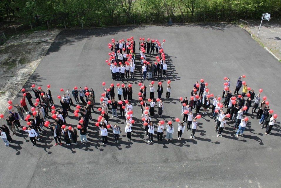 Орловские студенты отметили приближение 80-летия Победы флэшмобом