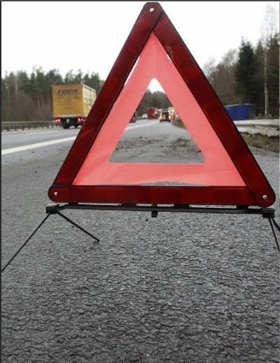 Женщину-инвалида доставали из перевернувшейся машины сотрудники МЧС