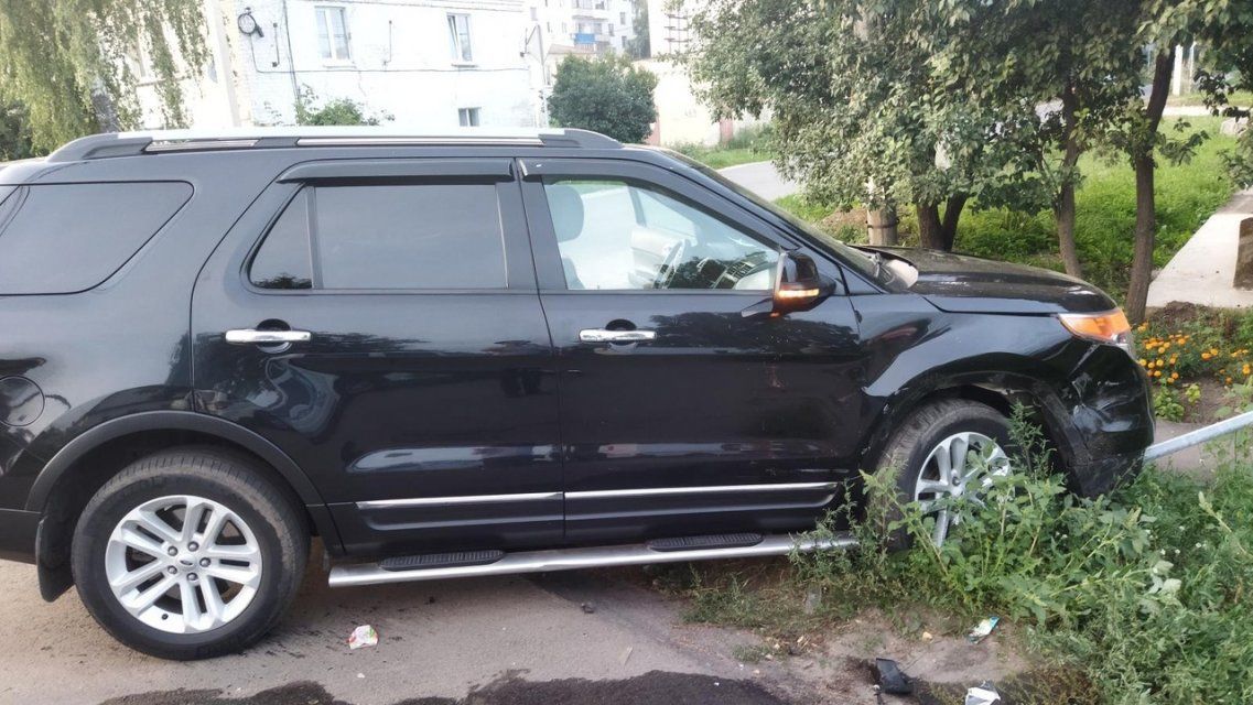 В Орле кроссовер въехал в легковушку, а затем снёс дорожный знак