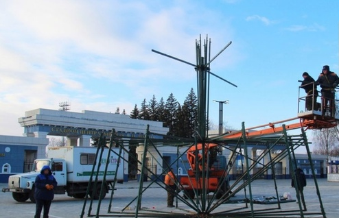 В Орле начали монтировать первую новогоднюю елку