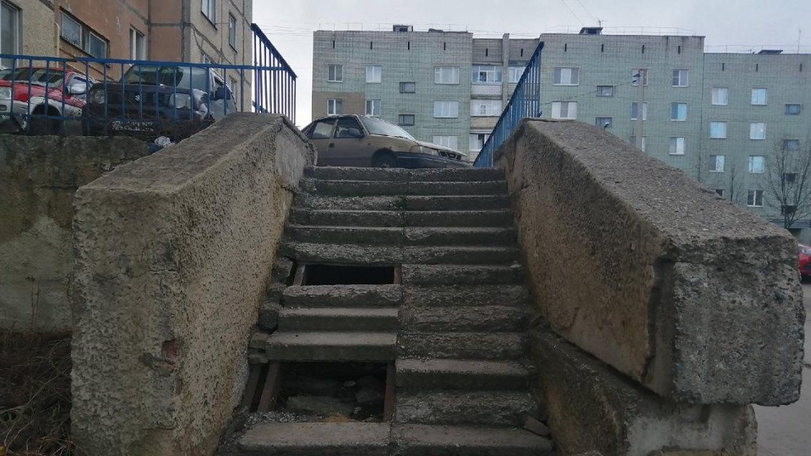 Опасный путь на работу: орловчане жалуются на раскрошившиеся лестницы