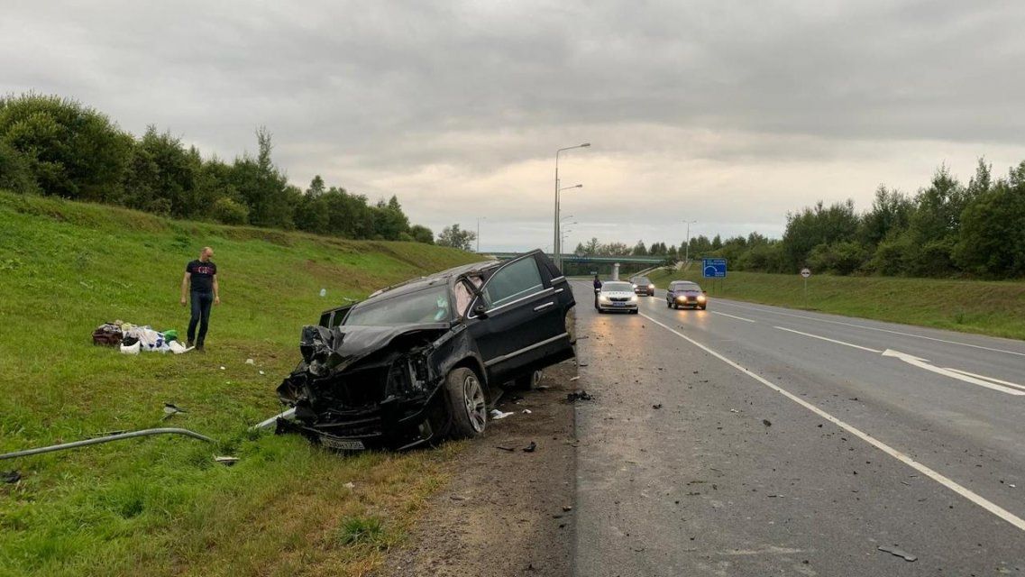 В Орловской области компания с ребенком разбилась на «Кадиллаке» 