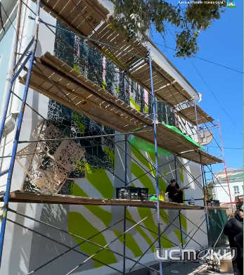 На стене дома на ул. Октябрьская в Орле рисуют "Записки охотника"