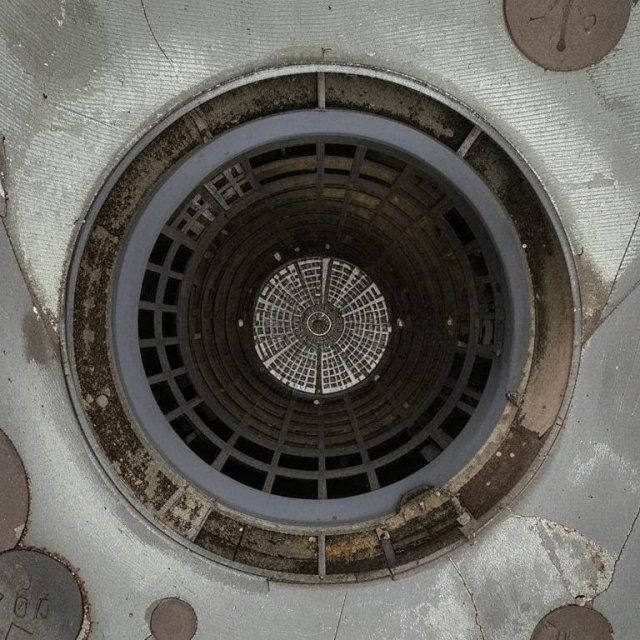 Мэрия заплатит орловчанке за падение в ливневый колодец