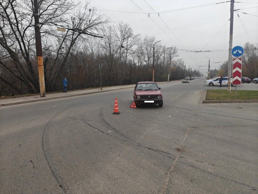 В Орле на перекрестке иномарка протаранила мотоциклиста 