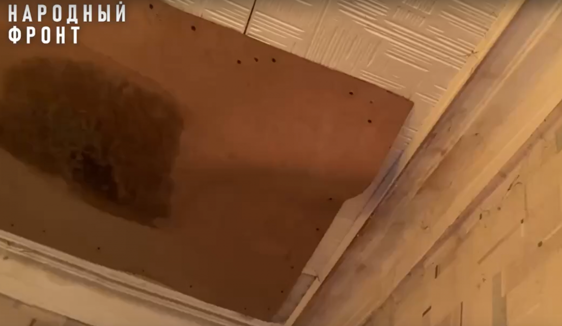 Крышу в орловской многоэтажке не могут починить уже восемь лет