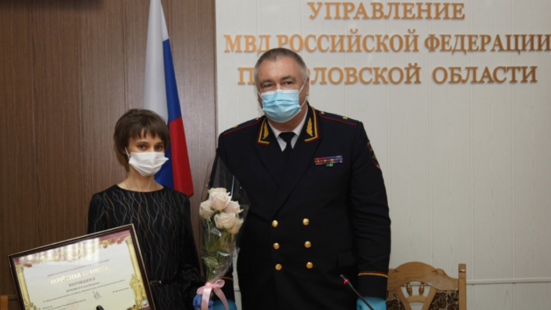 Орловского терапевта Елену Ярмощук наградил министр внутренних дел РФ Владимир Колокольцев
