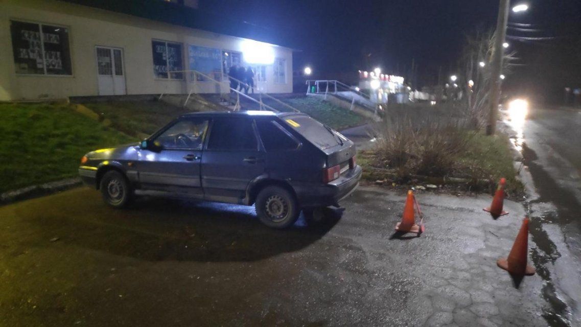 В Орле молодой водитель не заметил пешехода, выруливая с парковки