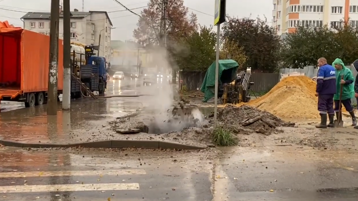 Сегодня днем в Орле на улице Старомосковской произошел прорыв труб