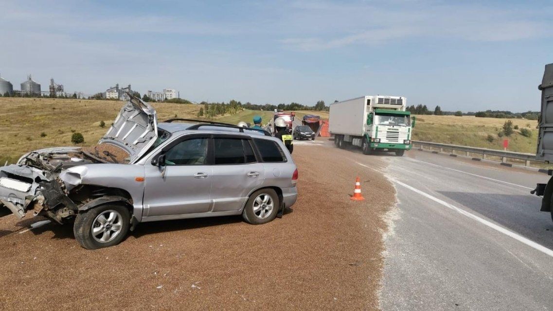 Из-за отлетевших колес коллеги водитель КамАЗа рассыпал гречку по орловской трассе 