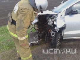 В Орловской области девушка за рулем столкнулась с двумя большегрузами