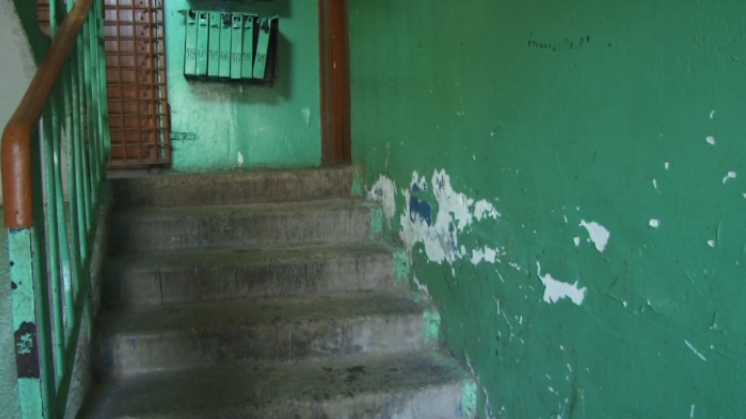 Коммунальные страсти разворачиваются в десятиэтажке по ул. Бурова. Жильцы терпят безразличие управляющей компании, которая выполняет свои обязанности лишь формально