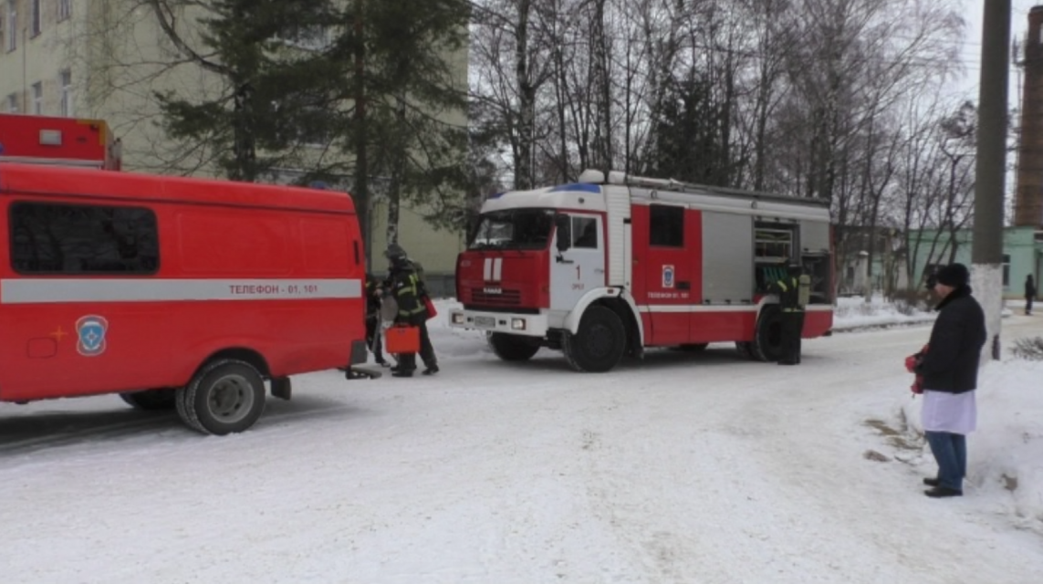Сотрудники пожарно-спасательных частей города Орла провели пожарно-тактическое учение по ликвидации пожара и спасению людей. На этот раз учения проходили в здании Городской больнице имени С.П. Боткина