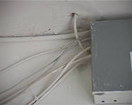  Люди запутались в "паутине" из проводов