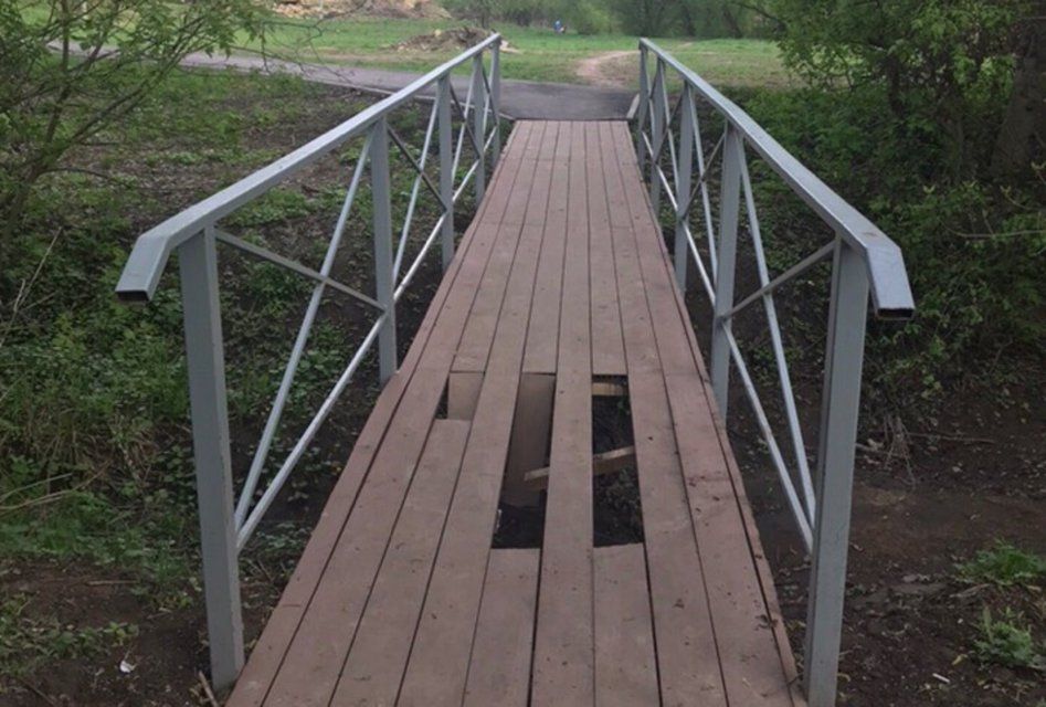 В Орле обещают за два дня отремонтировать проломившийся под пешеходом мостик 