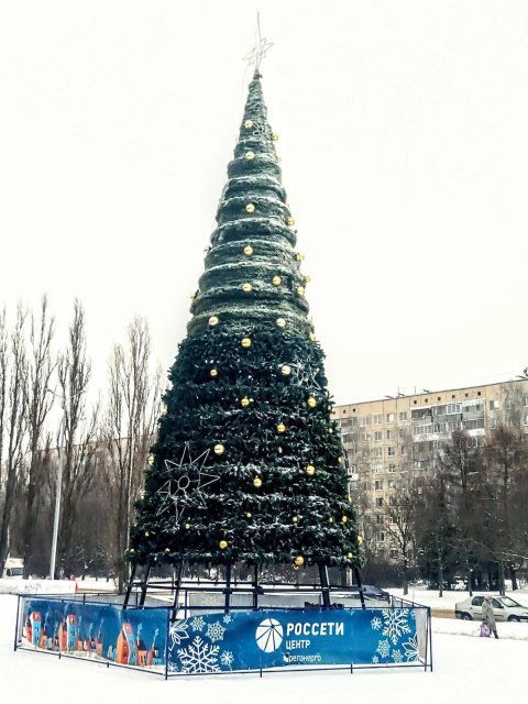Орловские "Россети" открестились от ужасной елки у КДЦ "Металлург". Их фирменную символику тоже использовали без разрешения
