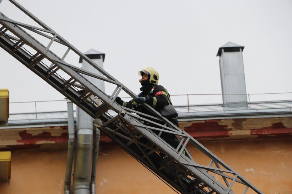 Сотрудники МЧС успешно потушили условный пожар в орловской гостинице