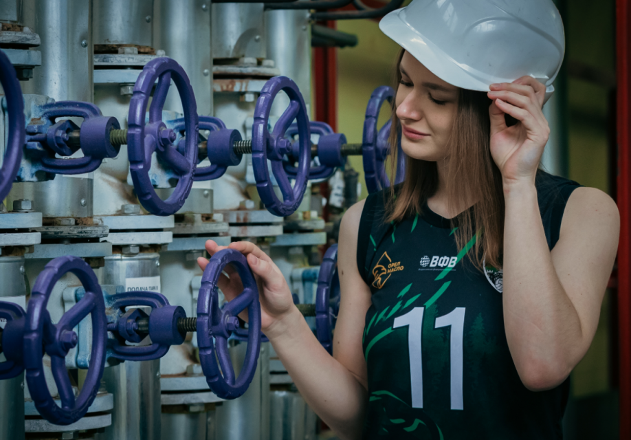 Когда спорт встречается с индустрией: девчонки из волейбольного клуба "Орел" приехали на завод