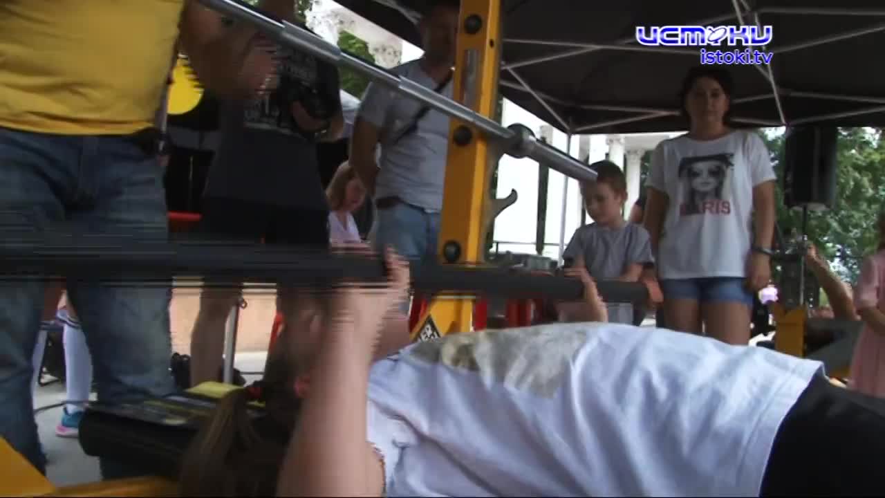 Свои силы проверили и мужчины, и женщины. В Орле прошел турнир по жиму лежа "Русская тройка"