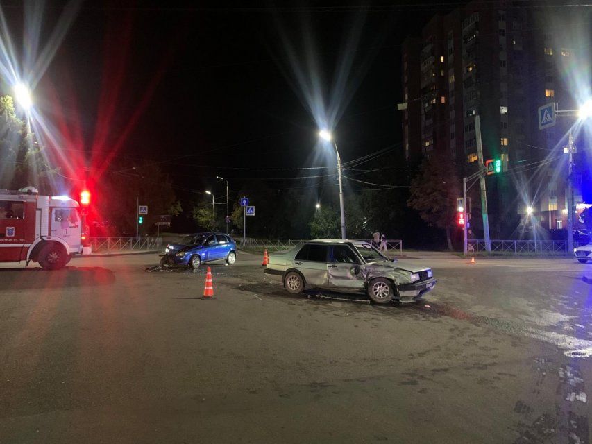 В Орле столкнулись иномарка и «ВАЗ». Два человека пострадали