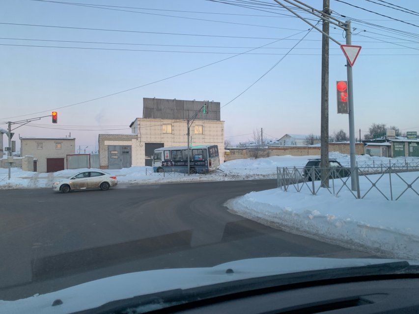 Утренние кульбиты. В Орле маршрутка сбилась с пути и снесла забор