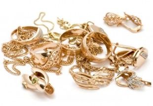 Двое мужчин украли у орловчанки золотые украшения