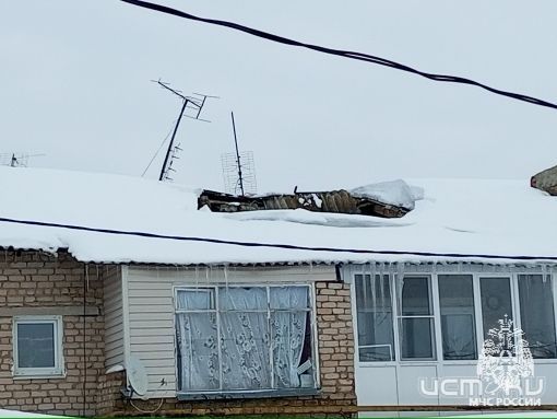 В Новосиле от снега просела крыша жилого дома