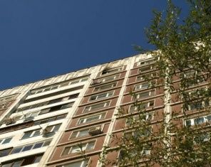 В Орле с 9-го этажа выпал подросток