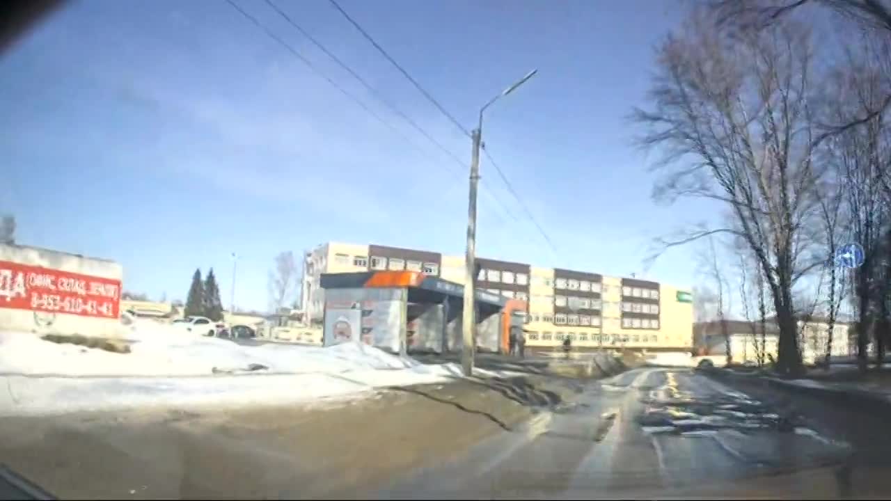 В Орле водители на ул. Ломоносова вынуждены выезжать на «встречку» из-за ям на дороге