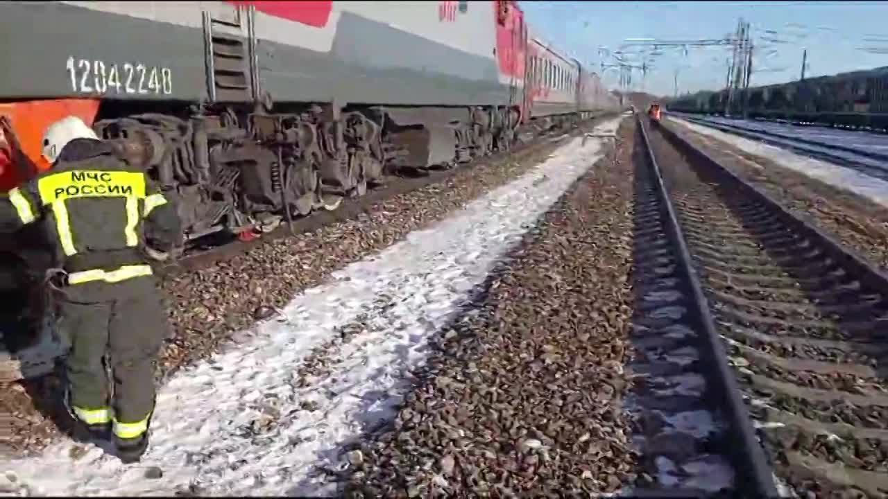 На Орловщине в селе Отрадинское поезд столкнулся с легковушкой. Два человека погибли. Видео