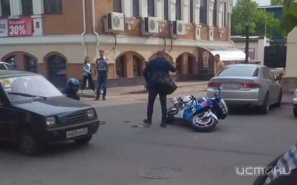 В Орле мотоциклист сбил девушку, переходившую дорогу в неположенном месте