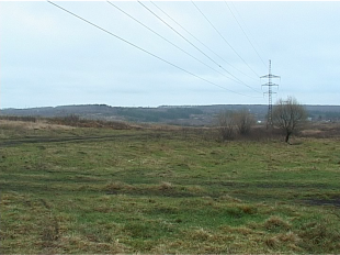 Земли для галочки: многодетным семьям власти предлагают строить дома под высоковольтными линиями 