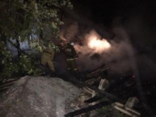 В Колпнянском районе сгорели хозпостройка и навес с сеном