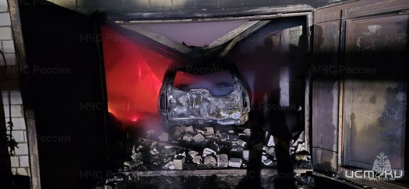 В Орловской области из-за короткого замыкания сгорели гараж и два автомобиля