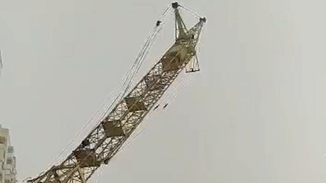 ВИДЕО: орловчане запечатлели момент падения крана на улице Бурова