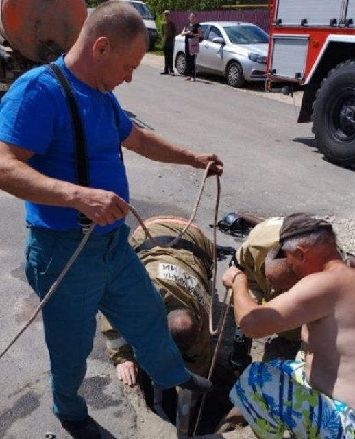 Прокуратура заинтересовалась случаем провала рабочих в колодец в Залегощи