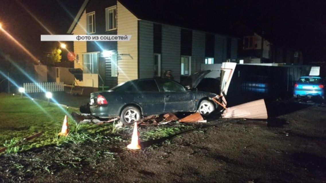 Открылась горячая линия для медиков, которым не поступили президентские выплаты, а под Орлом авто едва не врезалось в дом