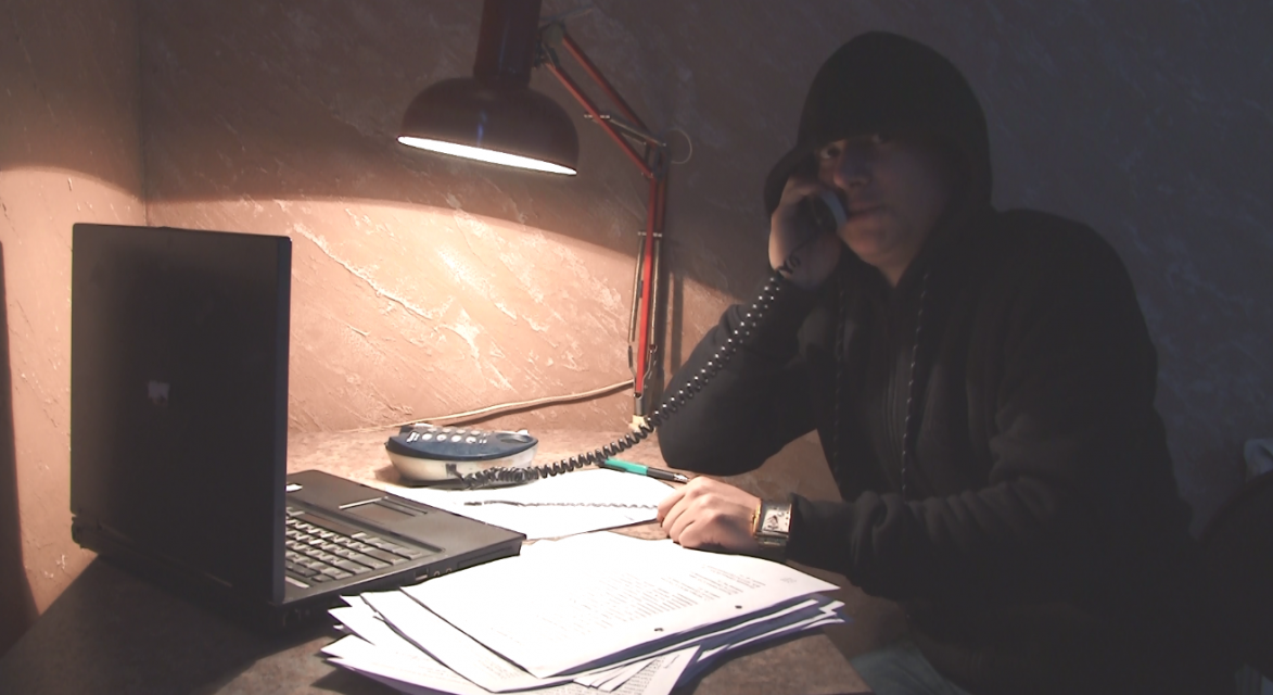 Мошенники убедили орловчанку поместить принадлежащие ей золотые монеты в хлебобулочные изделия и передать их курьеру