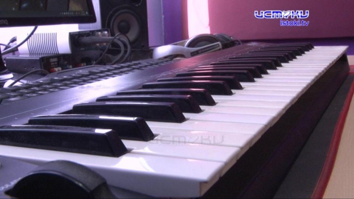 Сам пишет музыку и поет на английском: орловский клавишник готовит к выходу альбом